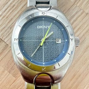 DKNY blue dial silver tone sporty watch NEW BATTERY